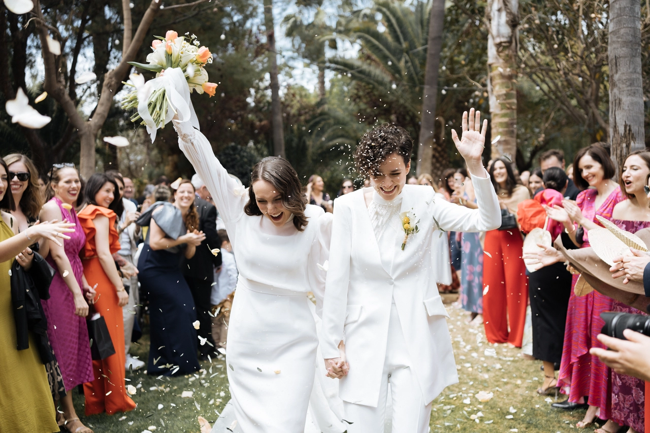 ¿Buscas casarte en la Huerta de Peñalén? Descubre cómo fue esta boda civil real en Castellón: ceremonia al aire libre, decoración floral minimalista, cóctel con música en directo y una atmósfera elegante e íntima. Te cuento todos los detalles como fotógrafa de esta boda y amiga de una de las novias, con recomendaciones reales de proveedores y muchas ideas si estás pensando celebrar tu boda en este enclave único.